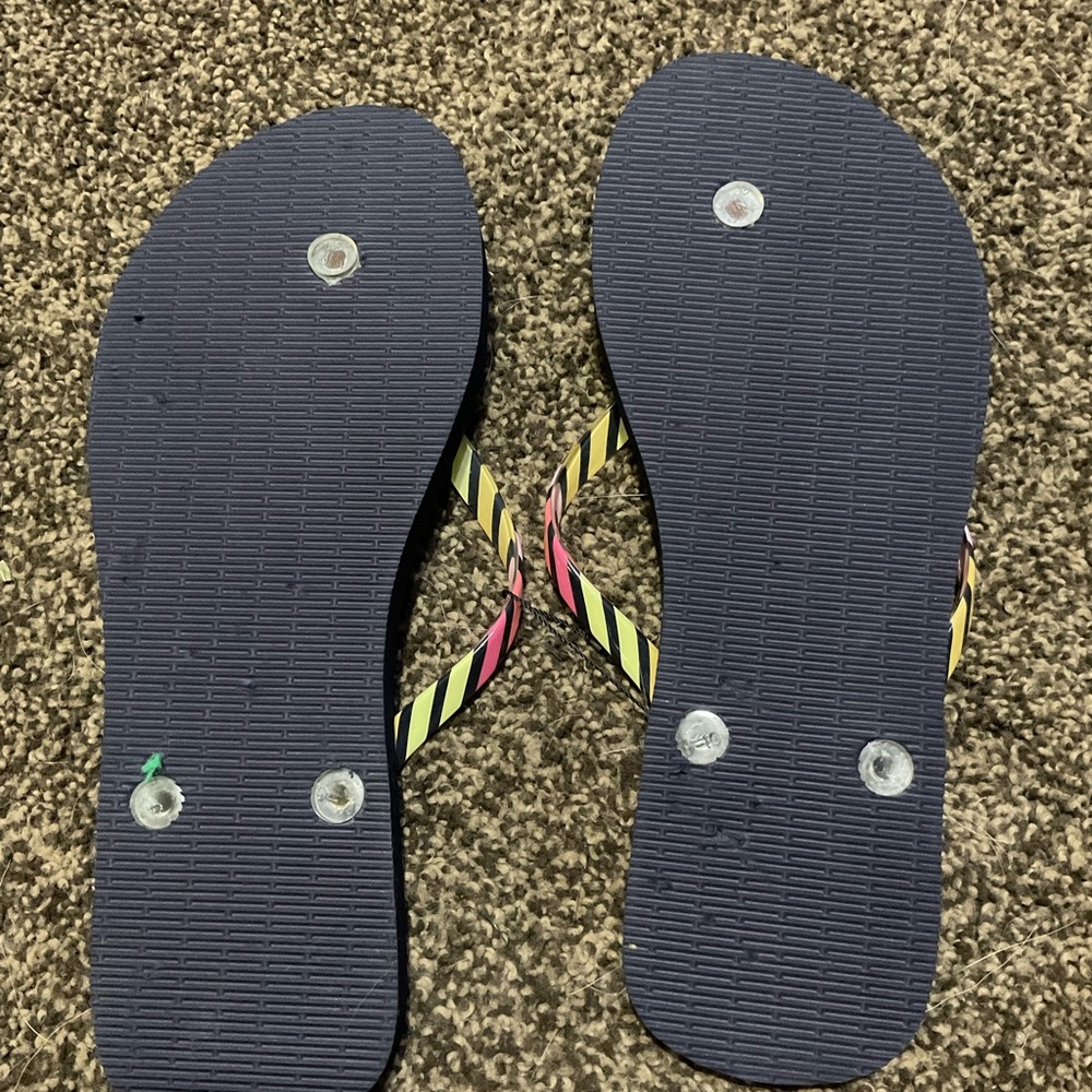 VERA BRADLEY TOUCAN PARTY PINEAPPLES FLIP FLOPS - Picture 5 of 7